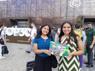 Notícia: Alunas da escola estadual Santa Tereza D'Ávila, de Marituba, participam de debate e mostra de projetos na blue zone 